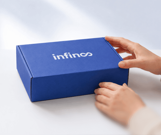 Hände öffnen eine blaue Infinos-Verpackung